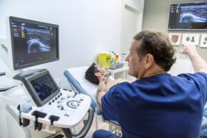 Traumatólogo en Málaga - Dr. Vicente de la Varga ️ CAMDE Traumatólogo especialista en Hombro, Rodilla, Cadera, Pie y Tobillo, Columna en málaga.