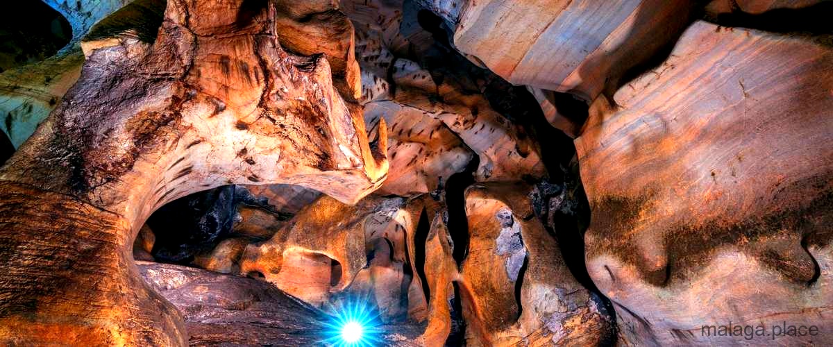 ¿Cuáles son las cuevas que se pueden visitar en Málaga?